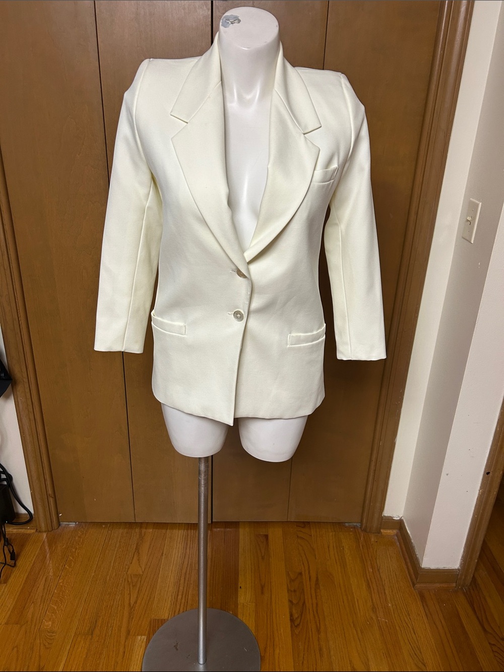 Elegant Cream Single-Breasted Tailored Blazer